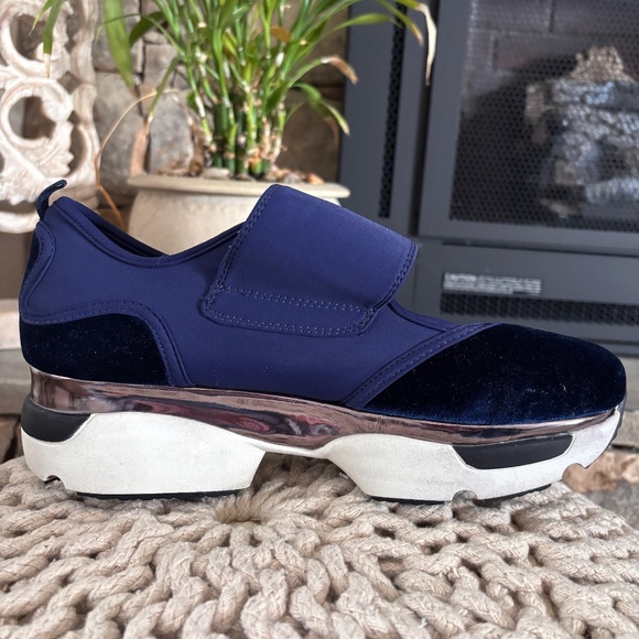 Gioseppo Women's SZ 7 Navy w/ White Sport Casual Happy Collection Velcro Top - Picture 8 of 16
